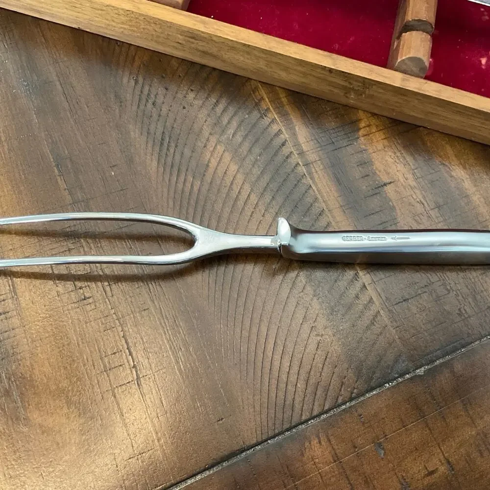 Vintage Gerber Legendary Blades 2‎ piece carving set in a walnut case